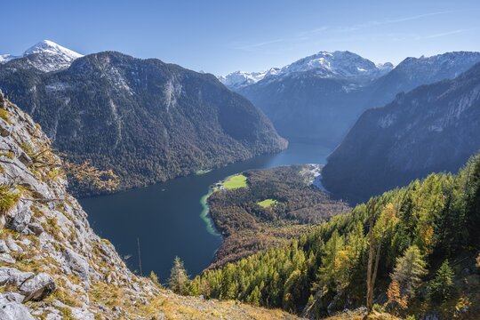 Panoramic view of the K&ouml;nigssee from the Rinnkendlsteig, hiking to the Achenkanzel, autumnal forest and snow-covered mountains, Berchtesgaden National Park, Berchtesgadener Land, Upper Bavaria, Bavaria, Germany