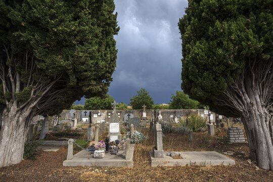 Graves, gravestones, cemetery in Puimoisson, Provence, region Provence-Alpes-C&ocirc;te d'Azur, department Alpes-de-Haute-Provence, France