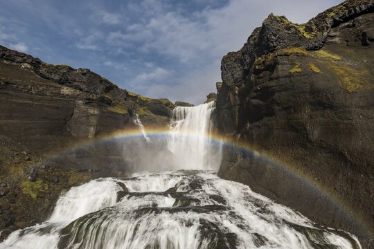Rainbow, &Oacute;f&aelig;rufoss waterfall, Eldgj&aacute; or Eldgja fire gorge, Skaft&aacute;rhreppur, South Iceland, Iceland