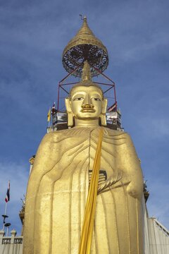 32 metre high standing Buddha decorated with glass mosaics and 24 carat gold, the upper knot of the Buddha image contains a relic of Lord Buddha, which was brought from Sri Lanka, Luang Pho To or Phrasiariyametri, Wat Intharawihan, the temple was built at the beginning of the Ayutthaya period, Bangkok, Thailand