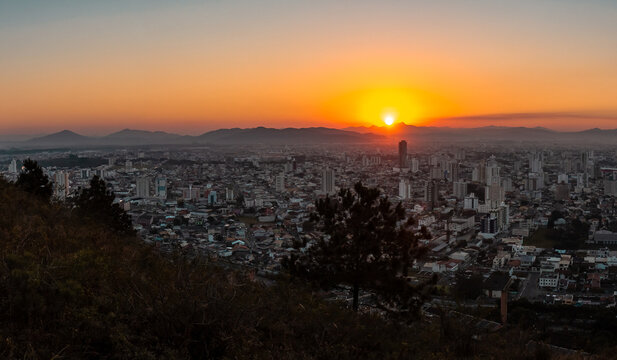Vista a&eacute;rea do P&ocirc;r do sol na cidade de Itaja&iacute; em Santa Catarina