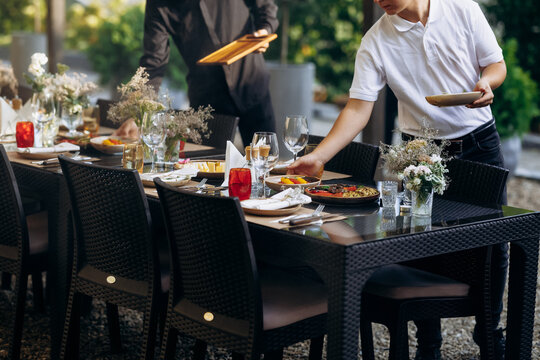Relaxed outdoor dining with attentive staff and communal