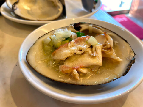 活ホッキ貝のニンニクソース蒸し 大きな身のクローズアップ