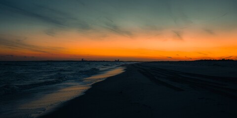 Obraz premium sunset over the city and sea
