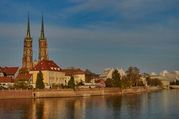 Obraz premium Wroclaw central market square with old houses and sunset. Panoramic evening view, long exposure, timelapse. Historical capital of Silesia, Wroclaw (Breslau) , Poland,