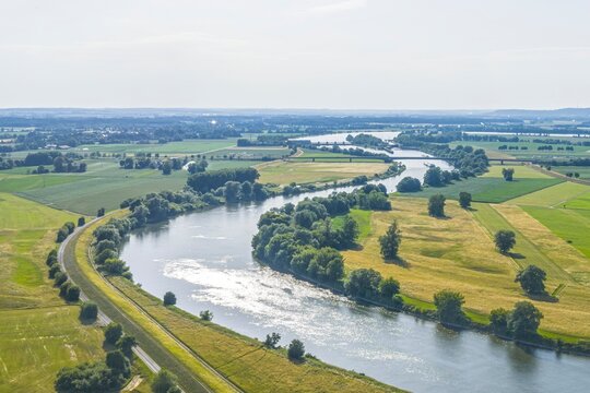 Ausblick auf die Donau-Region nahe der Pfatterer Au zwischen Regensburg und Straubing