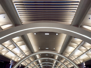 Fototapeta premium Captivating Architectural Ceiling with Dynamic Arches and Elegant Lighting