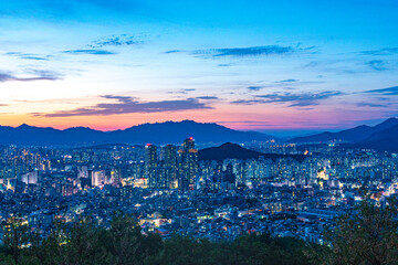 Fototapeta premium Seoul, South Korea - May. 17, 2026 : Breathtaking evening sky and twilight magic hour over the dense cityscape of Seoul from Yongmasan Mountain, South Korea