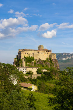 Bardi castle (Castello di Bardi) with town, province of Parma, Emilia Romagna
