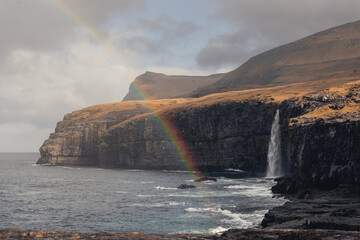 Un arcoiris y una cascada © Ricardo