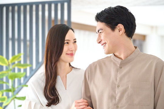 リビングで笑顔で見つめ合う夫婦