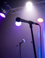 Obraz premium Professional microphone on stand in a dark club.