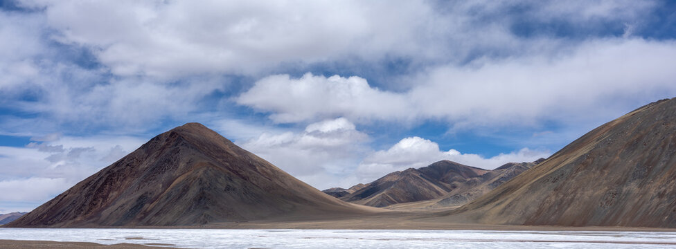 mountain landscape with clouds，landscape with clouds,Scenery of the uninhabited area of Tibet, blue sky and white clouds, plateau landforms, breathtaking scenery