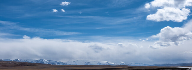 Obraz premium clouds over the mountains,Scenery of the uninhabited area of Tibet, blue sky and white clouds, plateau landforms, breathtaking scenery