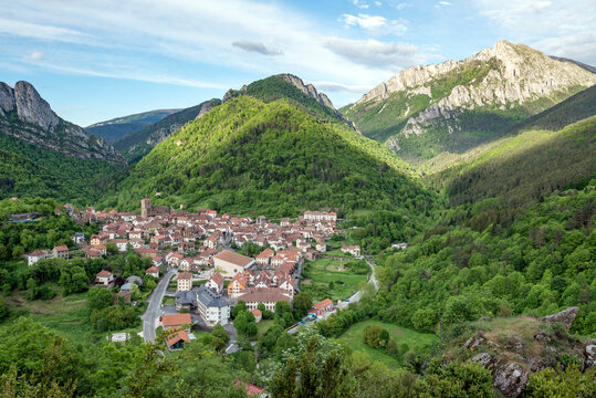 Isaba es una localidad y municipio de la Comunidad Foral de Navarra, situada en la comarca del Roncal, en los Pirineos navarros, Espa&ntilde;a.