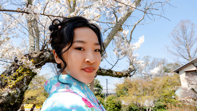Chinese woman in kimono at Maruyama Park during sakura