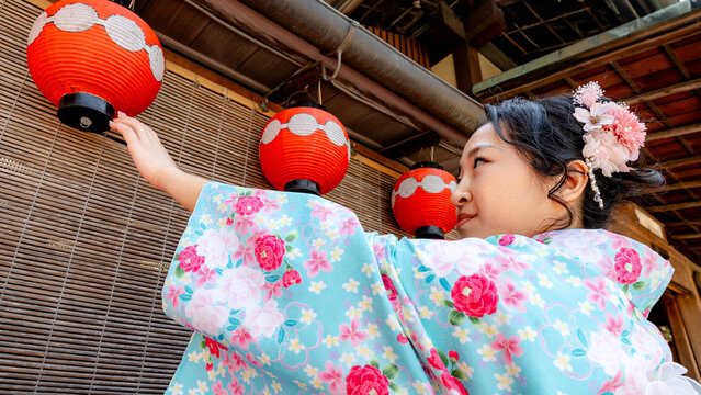 Chinese woman in kimono at Maruyama Park, Japan