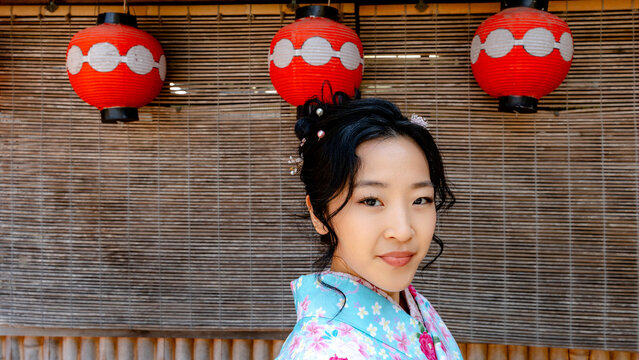 Chinese woman in kimono visiting Maruyama Park, Japan