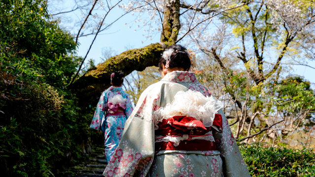Rear view of mother and daughter in kimono at Maruyama Park