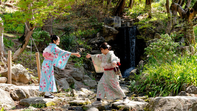 Chinese mother and daughter in kimono at Maruyama Park