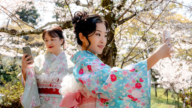 Chinese mother and daughter in kimono at Maruyama Park