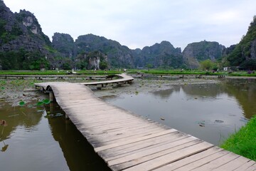 Fototapeta premium Pfad der Gelassenheit am Holzsteg in Vietnam