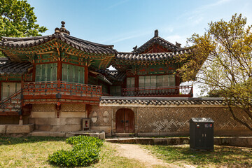 Obraz premium Korean temple in Seoul with traditional architecture and buildings at Changdeokgung Palace