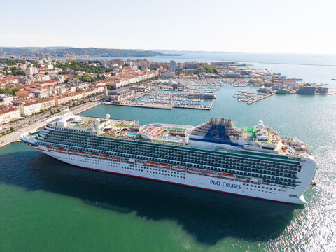 TRIESTE, ITALIA - 18 MAGGIO 2026: Veduta aerea della nave da crociera Ventura ormeggiata alla Stazione Marittima con lo sfondo del panorama cittadino
