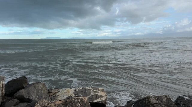 mare con onde a viareggio in italia