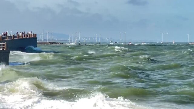 The sea is churning with waves, and the observation platform of Xiamen Yanwu Bridge