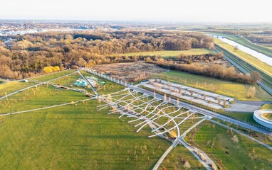 Malowniczy widok z drona na Park 800-lecia Opola i Wyspę Bolko. Zielone tereny rekreacyjne, ścieżki spacerowe oraz rzeka Odra w słoneczny dzień. Pejzaż miejski z góry. © Henryk Niestrój