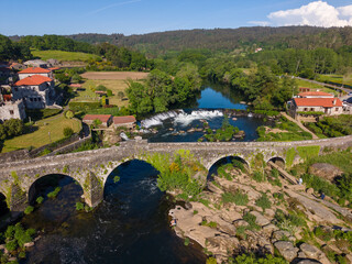 Naklejka premium Ponte maceira roman bridge and tambre river on camino de santiago