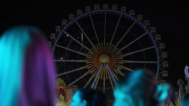 Munich, Germany. Feuerwerk erhellt den Nachthimmel ueber Muenchen, Deutschland, beim Fruehlingsfest und schafft eine lebhafte Volksfestatmosphaere.