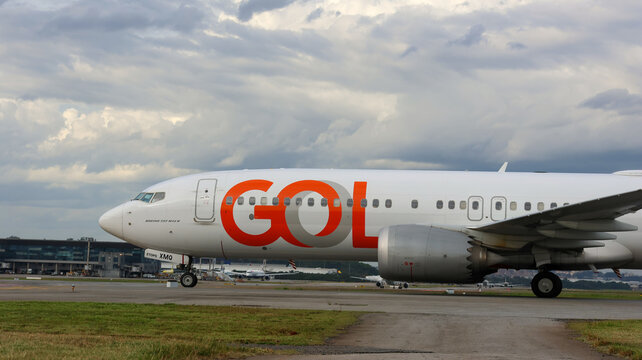 Avi&atilde;o da GOL taxiando no Aeroporto Internacional de Guarulhos, com fuselagem, motores, pista e c&eacute;u nublado em destaque. Guarulhos, SP, 10 de maio de 2026.