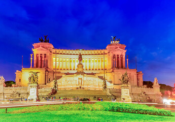 Fototapeta premium view of Monument of Victor Emmanuel II on Venice Square at night , Rome, Italy
