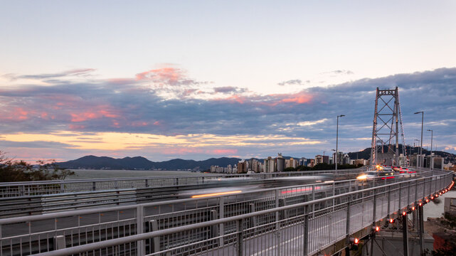 nuvens e o tr&aacute;fego de carros na ponte Herc&iacute;lio Luz Florian&oacute;polis Santa Catarina Brasil Florianopolis