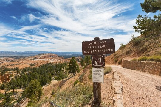 Hiking trail, warning sign, reddish rock formations, sandstone formations, Bryce Canyon National Park, Utah