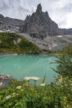 Turquoise-green Sorapis Lake, Lago di Sorapis and mountain top Dito di Dio, Dolomites, Belluno, Italy