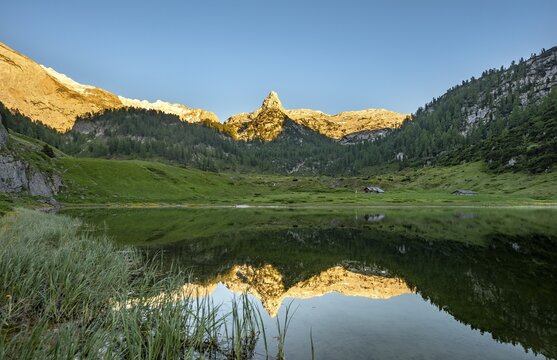 Schottmalhorn reflected in lake Funtensee at sunset, Steinernes Meer, Berchtesgaden National Park, Bavaria, Germany