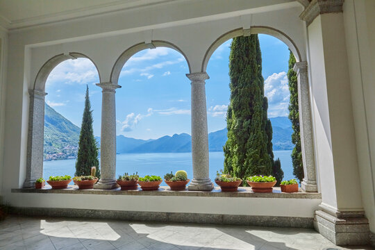 Sch&ouml;ner Ausblick von einem Balkon auf den Comer See.