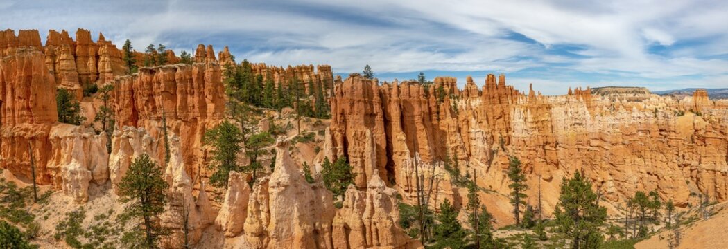 Amphitheatre, bizarre rock formations, Hodoos, reddish sandstone formations, Peckabo Trail, Bryce Canyon National Park, Utah, USA