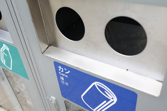 空き缶用ゴミ箱。ステンレス製。2つの投入口。缶のイラスト付き案内。