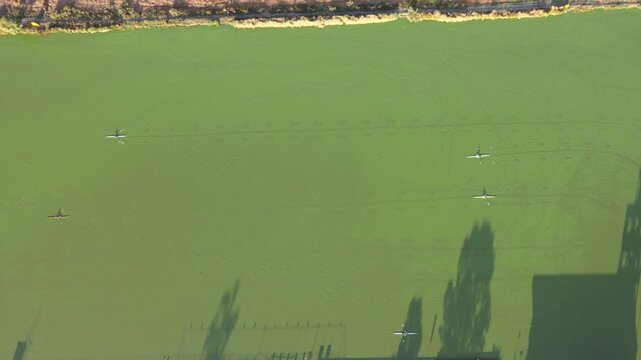 Vista a&eacute;rea de drone de atletas entrenando canotaje en la pista ol&iacute;mpica de Xochimilco, Ciudad de M&eacute;xico.