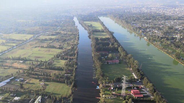Vista a&eacute;rea de drone de la pista ol&iacute;mpica de canotaje en Xochimilco, Ciudad de M&eacute;xico.