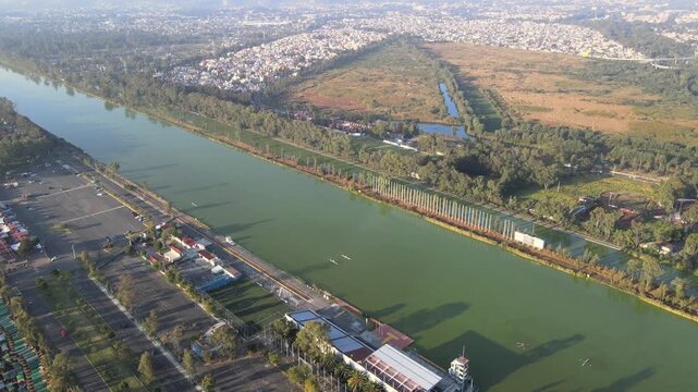Vista a&eacute;rea de drone de la pista ol&iacute;mpica de canotaje en Xochimilco, Ciudad de M&eacute;xico.