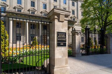 Fototapeta premium Toronto, Canada - May 18, 2026: Headquarters of Manulife Financial Corporation on Bloor Street East in Toronto, Canada. Manulife Financial Corporation is a Canadian multinational financial services p