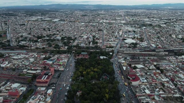 Vista a&eacute;rea de drone del centro hist&oacute;rico de San Luis Potos&iacute; con la Alameda Central, M&eacute;xico.
