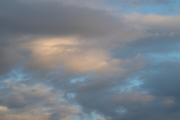 Obraz premium Serene morning sky casts warm glow. Peaceful clouds at dawn softly light mountain horizon. Quiet morning clouds softly illuminate peaceful mountain silhouette at sunrise