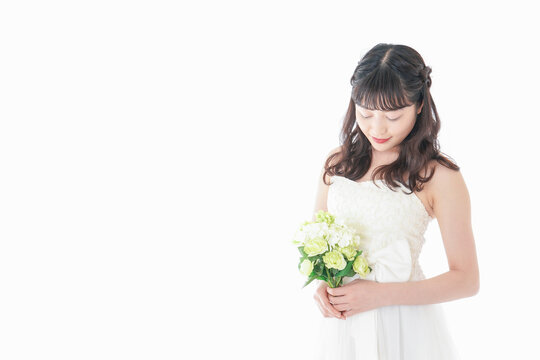 ブーケを持ち指差す花嫁の女性