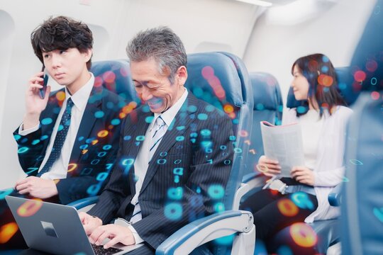 新幹線で出張をするビジネスマン
